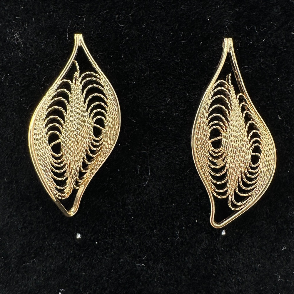 Vintage Leaves Filigree Textured Gold Tone Stud Post Earrings Curved Delicate